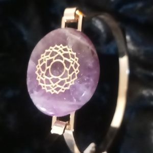 Bracelet with natural amethyst stone in gold tone. Crown chakra